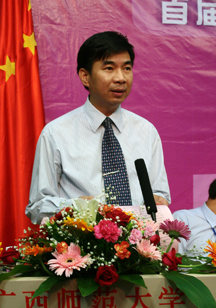 梁宏校长在会上致词，