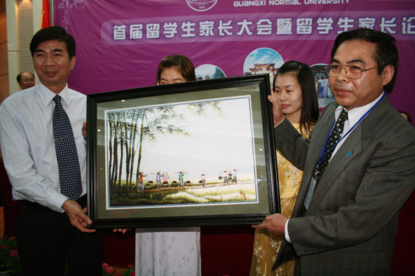 梁宏校长代表学校与越南河                    </div></div> </div>
          
        </div>
      </div>
      <div class=