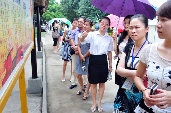 学员们参观幼儿园国学经典教育情况