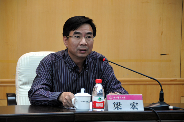 校长梁宏作动员讲话