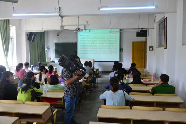 杨建生教授带领部分学生集体学习《十八届四中全会公报》