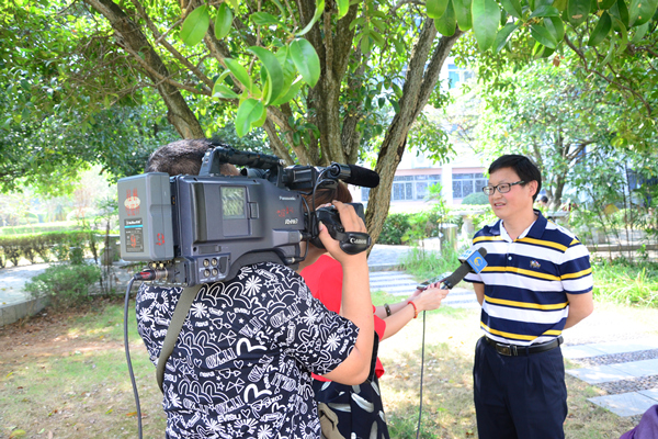 我校教师接受电视台采访 (宣传部 王董/摄）