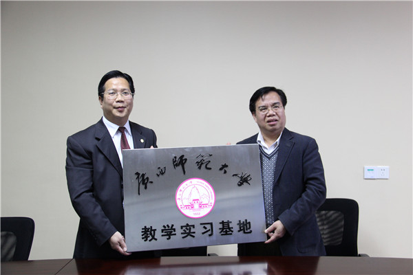 副校长覃卫国与自治区科技厅副巡视员宋文学先生授牌