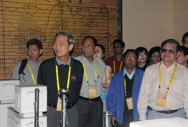 来宾们参观考察王城校区。