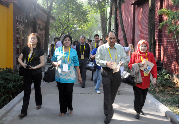 来宾们参观考察王城校区。