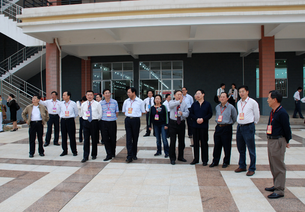 专家组实地考察雁山校区。