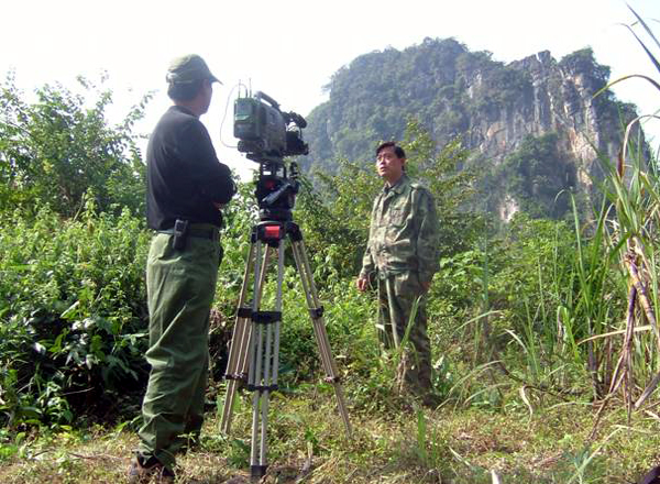 摄制组在野外对黄乘明教授现场采访。