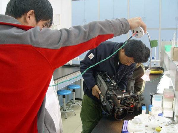 摄制组在我校自治区重点实验室野生动植物生态学实验室拍摄DNA提取和分析过程。