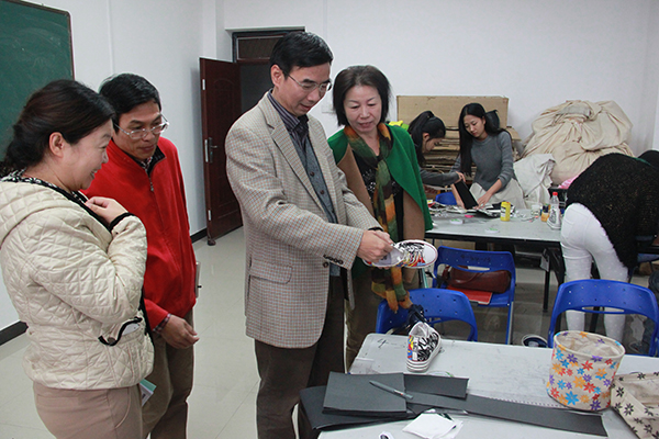 梁宏校长观看新生设计作品