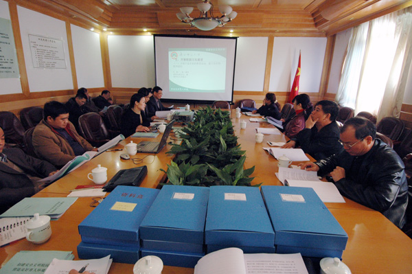 校党委副书记林娜向专家组汇报我校创建安全文明校园的情况。