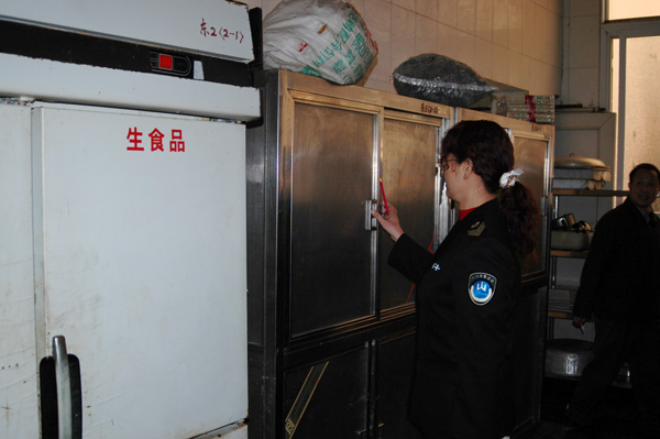 专家组实地考察食堂。