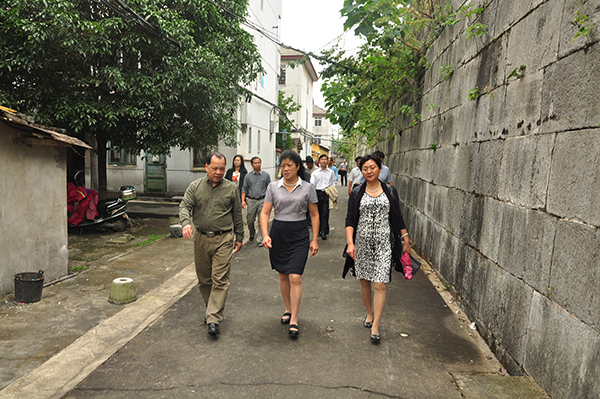 市委常委、宣传部部长、副市长陈丽华率检查组来我校检查靖江王城“拆围透墙”拆除工作