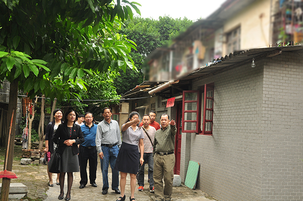 我校副校长白晓军正在与副市长陈丽华讨论拆除范围