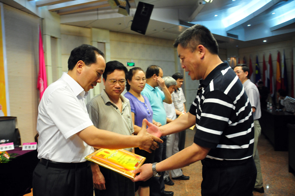 王源平副书记为获得表彰单位颁奖