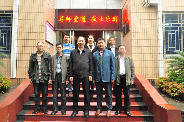 校领导和部门领导与新派驻点队员合影