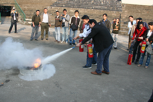 馆内义务消防队队员现场学习使用灭火器控制初起                    </div></div></article>
                    </div>
                    <div id=