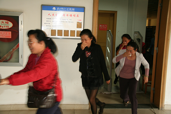 演练模拟馆员引导疏散馆内读者，提高馆员应急处置能力