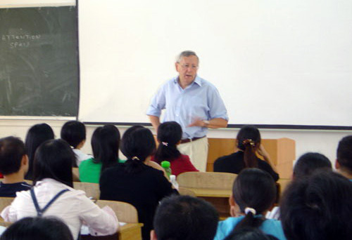 维梅尔教授正在给同学们授课。