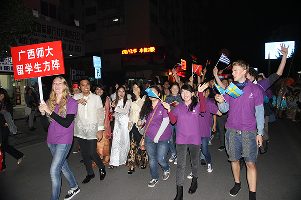 留学生欢快地走在巡游队伍当中