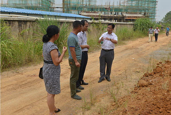 覃卫国副校长与“相思江·奥林苑”商品房建设项目绿化施工、水电工程相关负责人交流