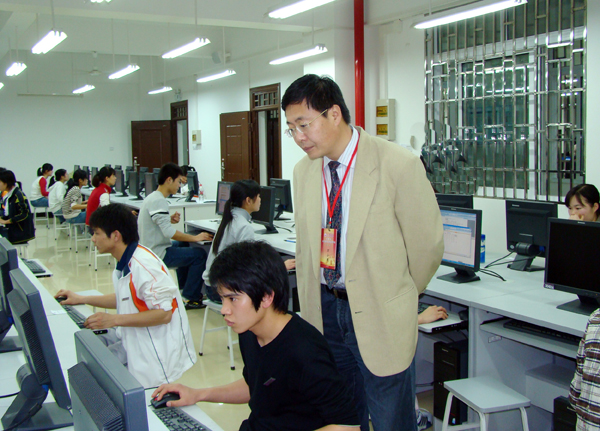 万小朋教授对我校学生进行计算机应用能力测试。