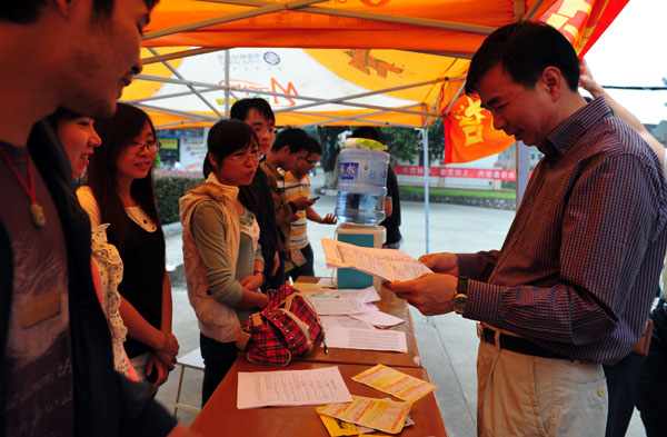 在各个学院的迎新点，校长梁宏查看学生报到情况