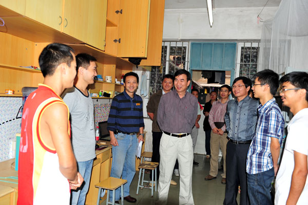 在计信学院的研究生宿舍，校长梁宏、副校长李传起详细询问学生的学习和生活情况