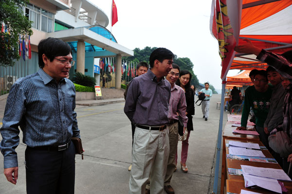 校长梁宏、副校长李传起看望慰问迎新工作人员