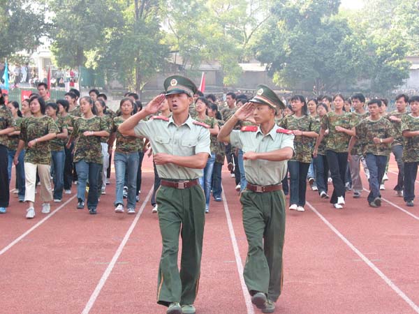 9月24日上午，我校在育才校区田径场举行2003级本科生军训队列会操大会。（图为军训队列在教官的带领下列队