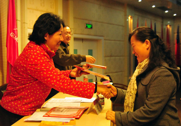 王枬书记为获表彰单位和个人颁奖