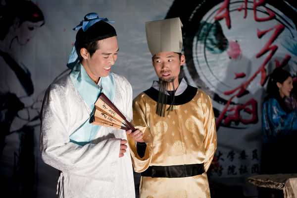 文学院师生编演的青春版《桃花扇》精彩剧照二