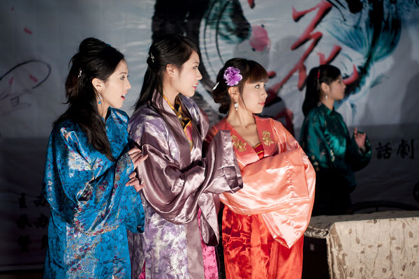 文学院师生编演的青春版《桃花扇》精彩剧照三