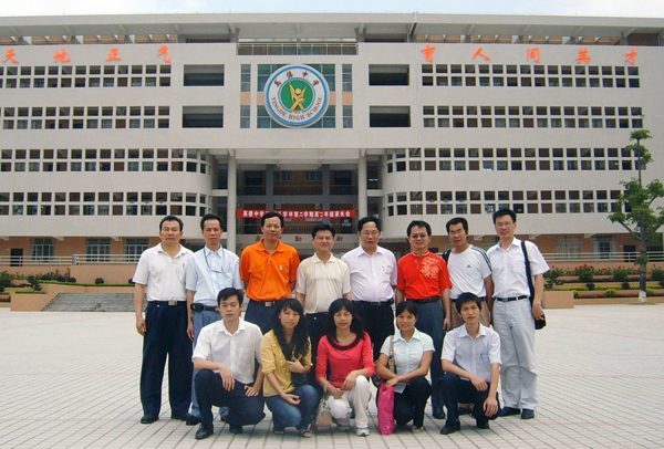 与广东省英德市英德中学领导、校友会面。