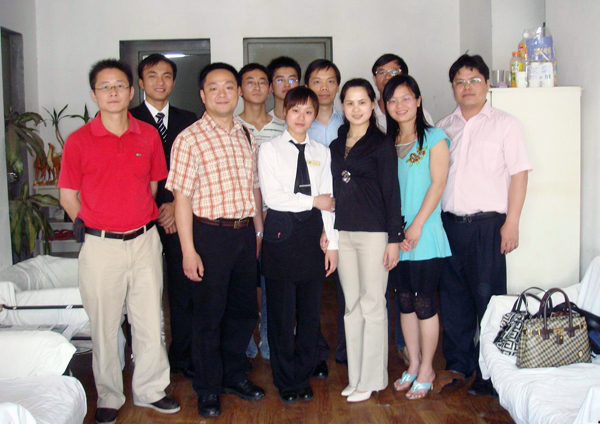 看望上海实习生。