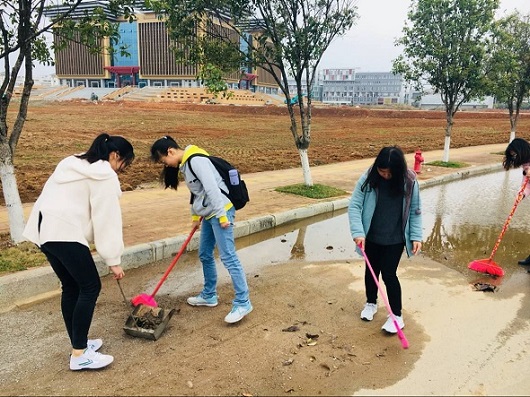 生命科学学院志愿者在清扫马路.jpg