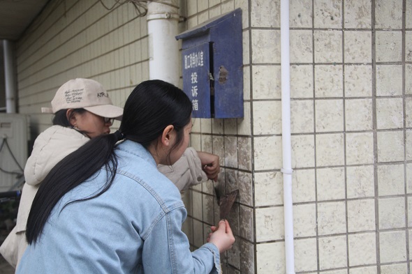 职业技术师范学院志愿者在清洁墙壁.jpg
