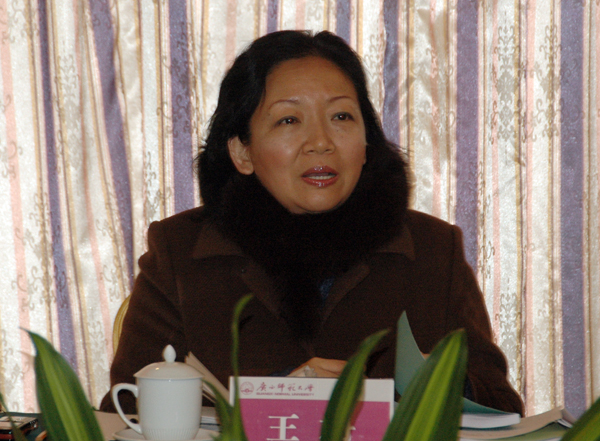 校党委书记王枬在会上发言。