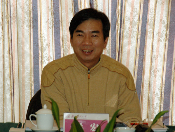 梁宏校长在会上发言。