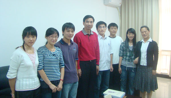 梁宏校长与法学院师生合影。