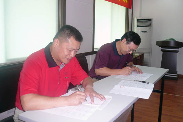 校党委副书记王源平与各学院各单位负责人签订2007年计划生育目标管理责任状。