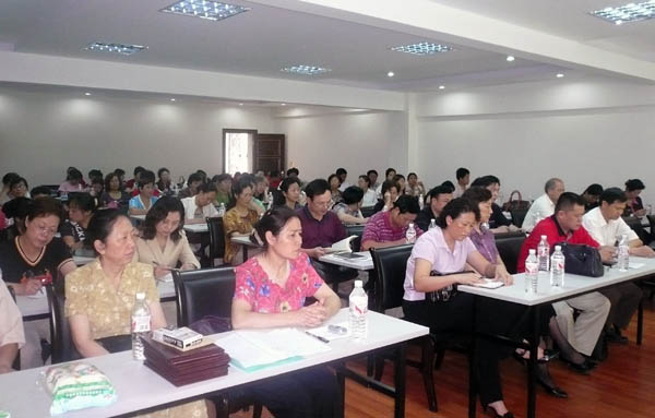 校计生委委员、各学院各单位分管计生工作的领导和计生员100余人参加了会议。