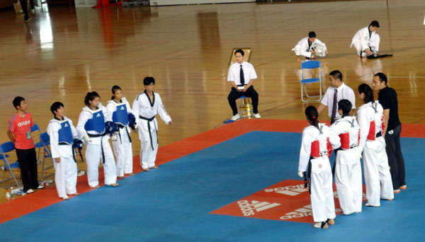 女团准备上场（蓝色服装为我校代表队）