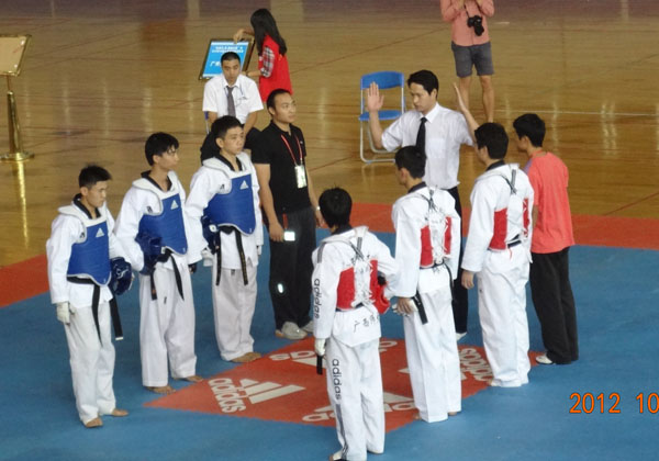 男团准备上场（红色服装为我校代表队）