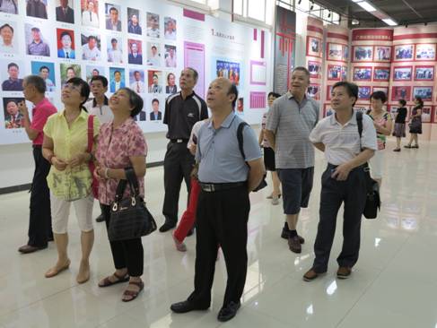 原物理系1974级校友们在参观校史展