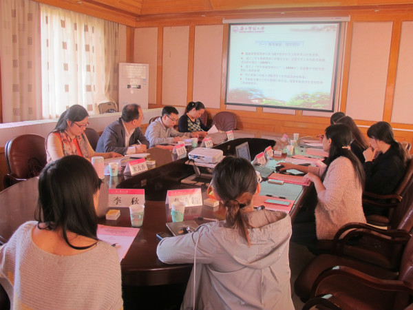 专家听取工作汇报