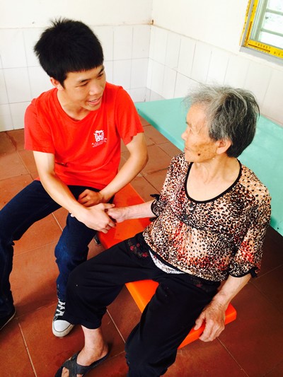 队员亲切慰问留守老人