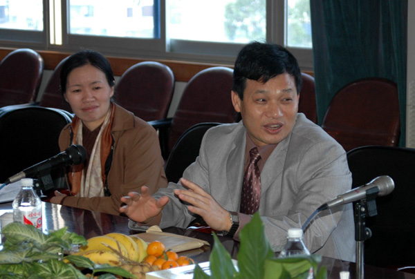 自治区高校工委书记、教育厅厅长余益中在会上讲话。