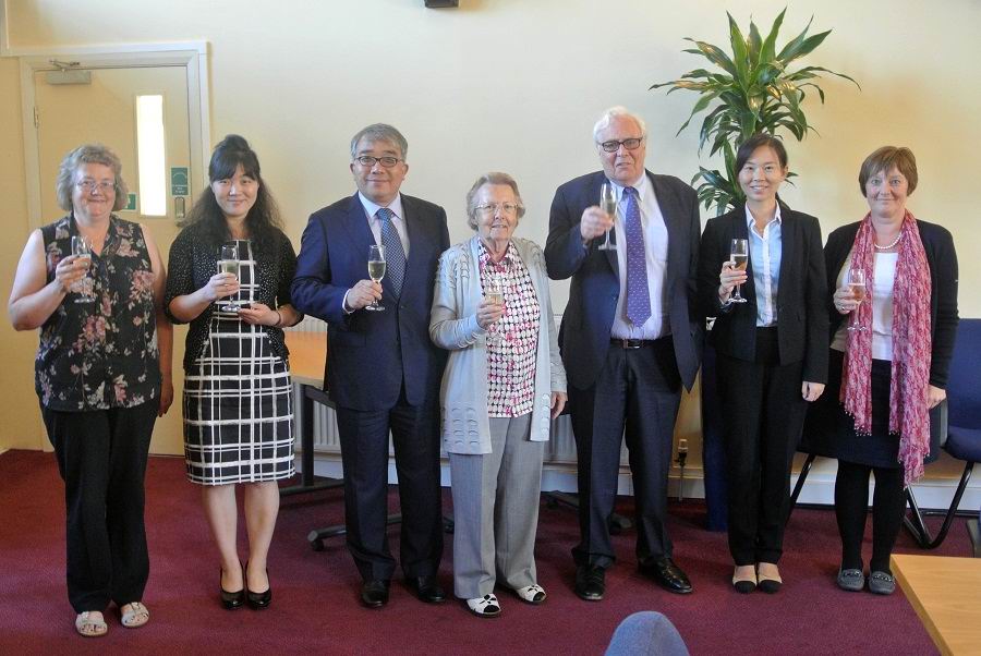 2016年8月15日，广西师范大学出版社集团与英国ACC出版集团正式交割合影