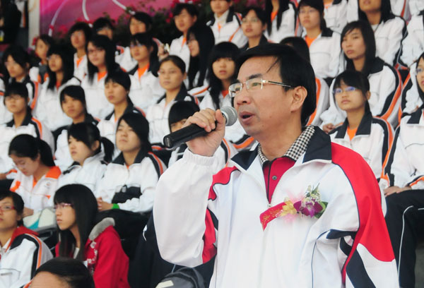 梁宏校长宣布运动会开幕。