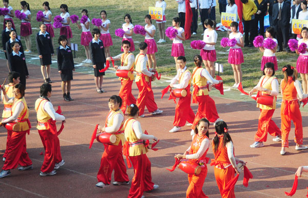 国际文化教育学院的留学生们在表演中国式的腰鼓舞。